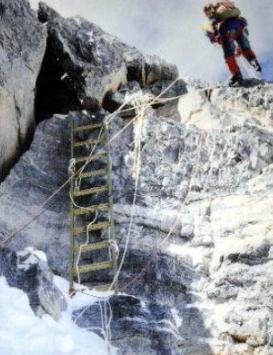 珠穆朗玛峰的北坡有这样一架梯子，这把梯子成为后来各国登山者，从北坡登上珠峰的必经