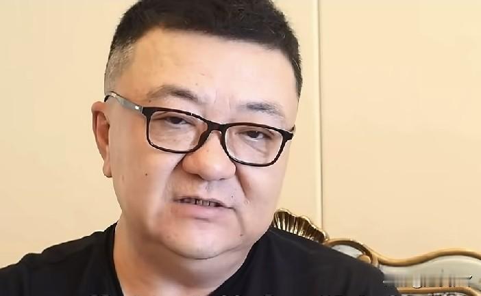 董路这人有点看不懂！你说他辛苦培养了孩子，却不把他们推荐进国足。反而让孩子们签