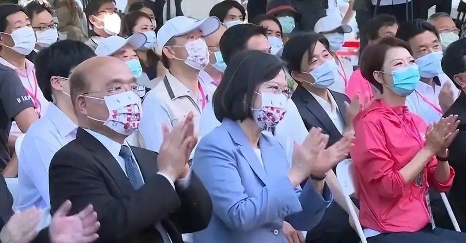 一个极其反常的信号在台湾炸锅！以前在岛内提“统一”会被网暴，现在竟然成了政论节目