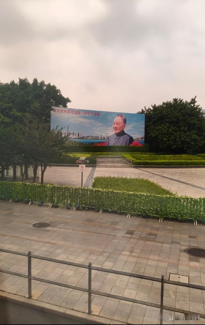 深圳估计和上海是算一个层次但上海层次比深圳高一点。上海是直辖市，行政级别相当于