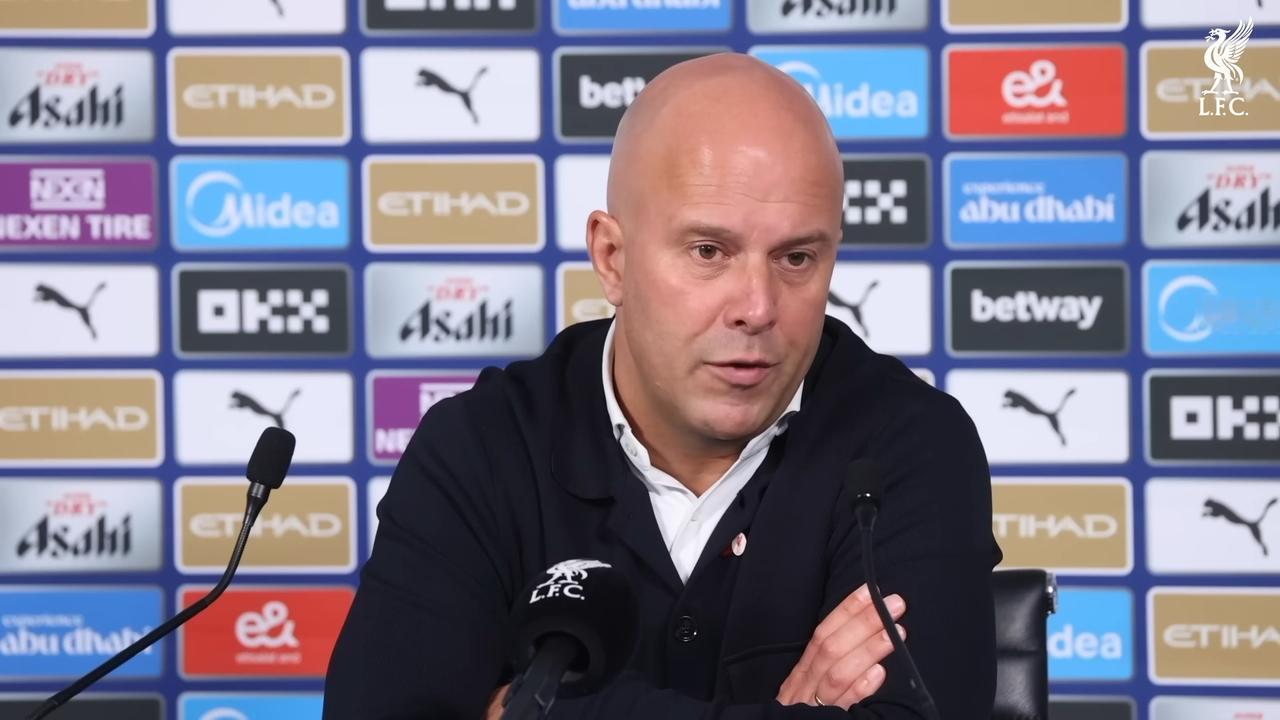 【双标】曼城3-0利物浦的赛后，针对上半场范戴克被取消的进球，斯洛特抨击裁判双标