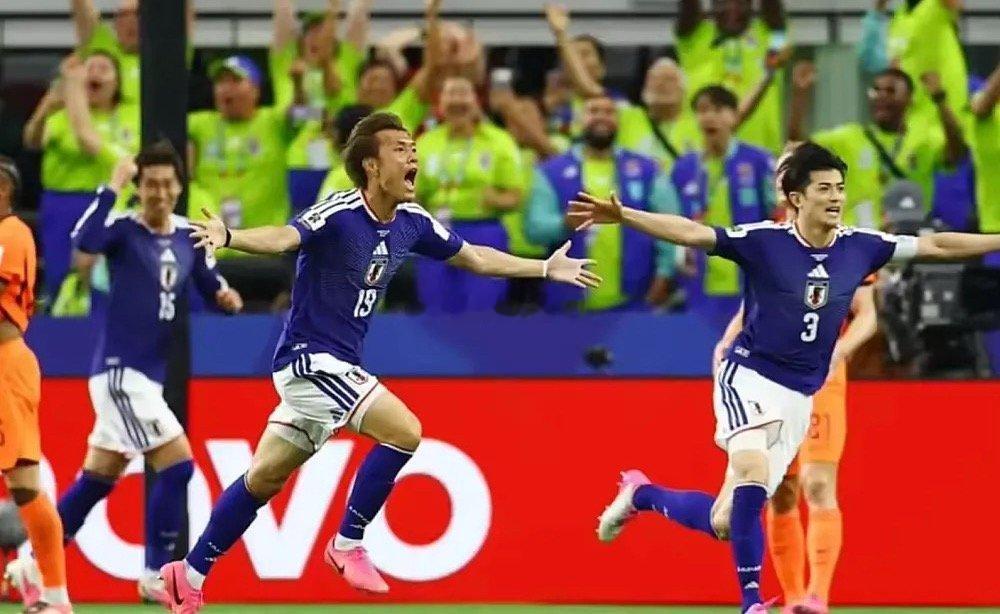 两度落后、两度扳平比分，森保一治下的日本男足在美加墨世界杯的首秀又一次给世人带来