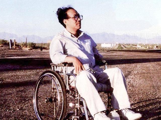 🌞2010年，作家史铁生突发脑溢血，医生问他的妻子陈希米：“要不要救？”没