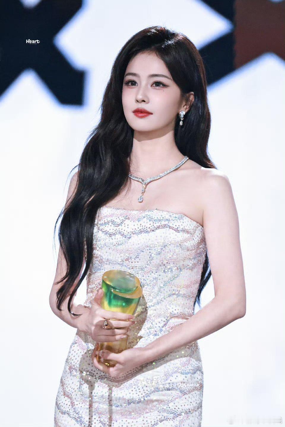 白鹿星光大赏内场领奖图，温婉月光女神