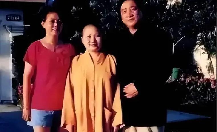 2000年，姜昆在美国洛杉矶的一座寺庙里，意外见到一个熟悉的身影，对方穿着一身旧布衣，手里拿着扫帚正