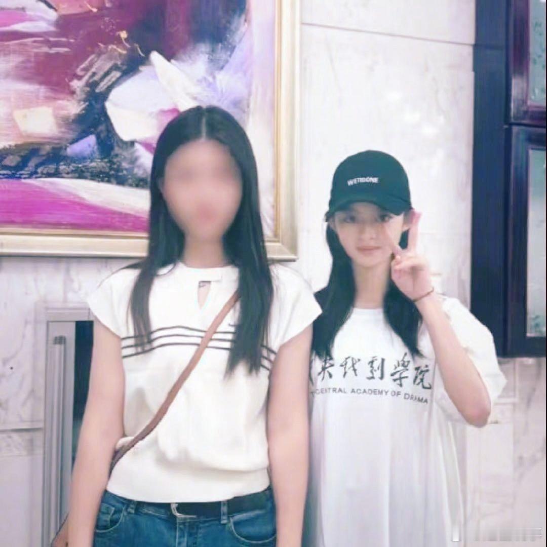 黄杨钿甜中戏开学路透看甜甜拖着行李箱走进校园的样子，突然就鼻酸又欣慰——谁