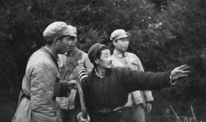 1943年，8名八路军战士正在村里吃饭，突然一名老大爷跑过来说：“外面走来上百名