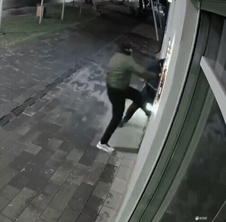 无论何时，无论何地都忘不了耍帅！