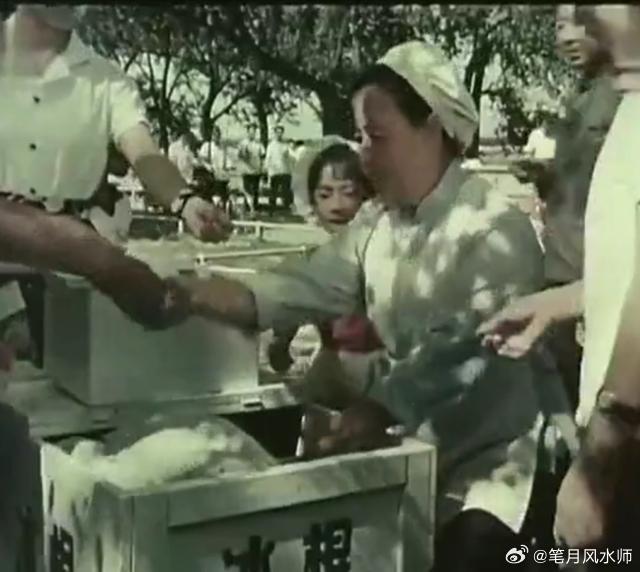 最近韩红被众人盯着不放。有人要她拿出当年哈佛大学录取通知书，有人要她拿出F1赛车