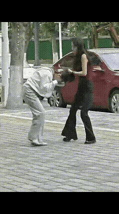 街上又出现了原配打小三，可是大家发现没有不管是脸蛋还是身材，原配比小三漂亮多了，