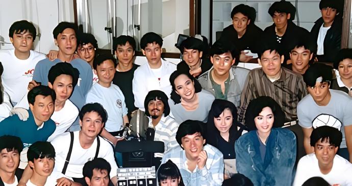1990年，成龙在摩洛哥沙漠拍摄《飞鹰计划》，成家班有人要求涨工资，结果拍摄完成