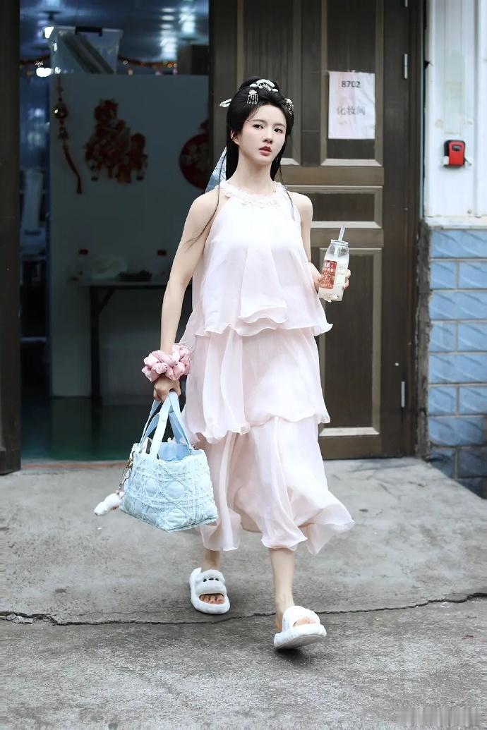 陈瑶刘些宁穿同一件裙子，她穿怎么像山寨版。