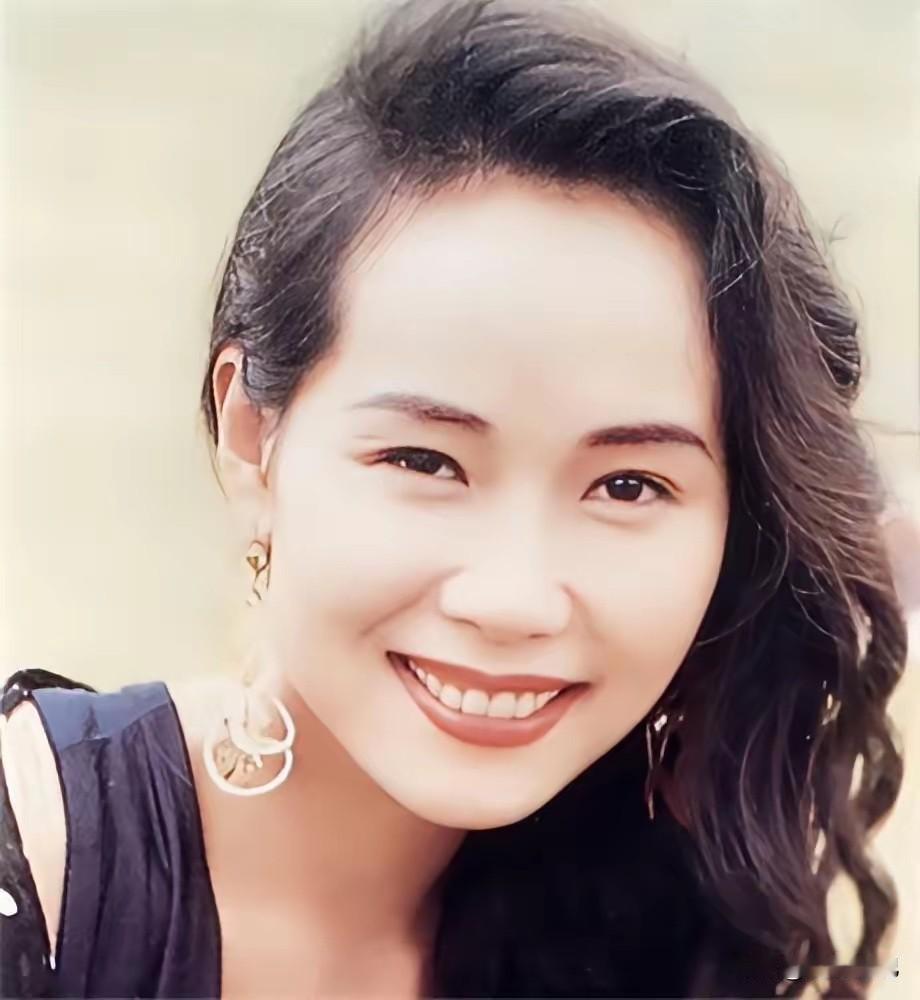 叶童回应亲哥哥李中宁当保安。叶童说，我知道他现在在香港当保安，收入很低，但我不会