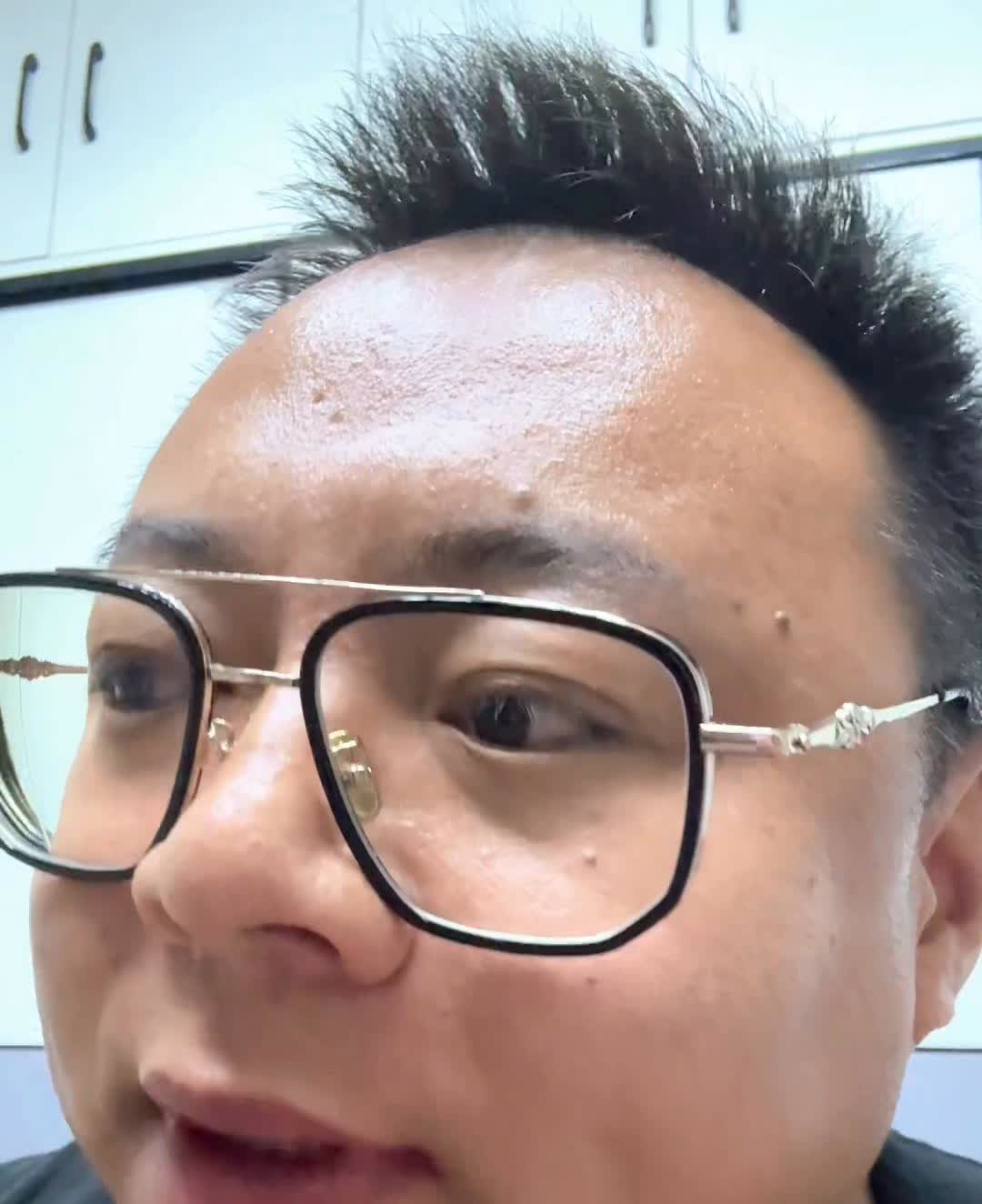 有实力的哥哥们，开个奥迪A8出去，别人以为这是A6新款，有这个心理负担。开个尊贵