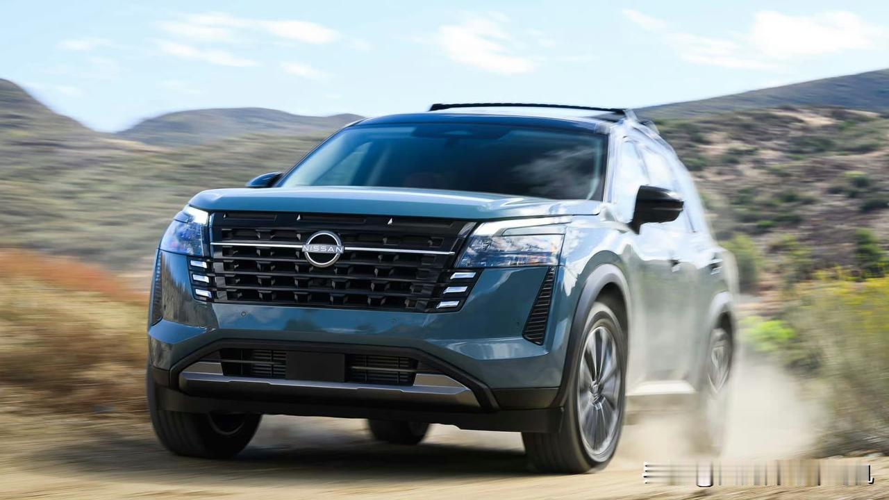 改款日产探陆Pathfinder官图发布，外观内饰都有升级。前保险杠和中网做了