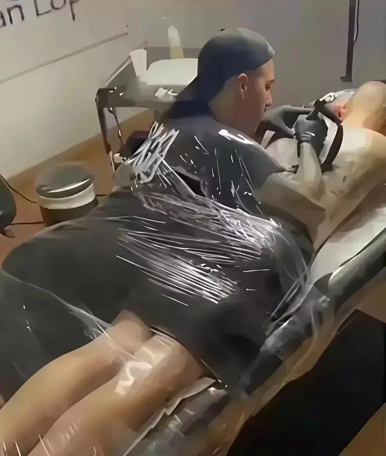 不懂就问为什么纹身还要绑在一起，难道怕疼要跑吗？