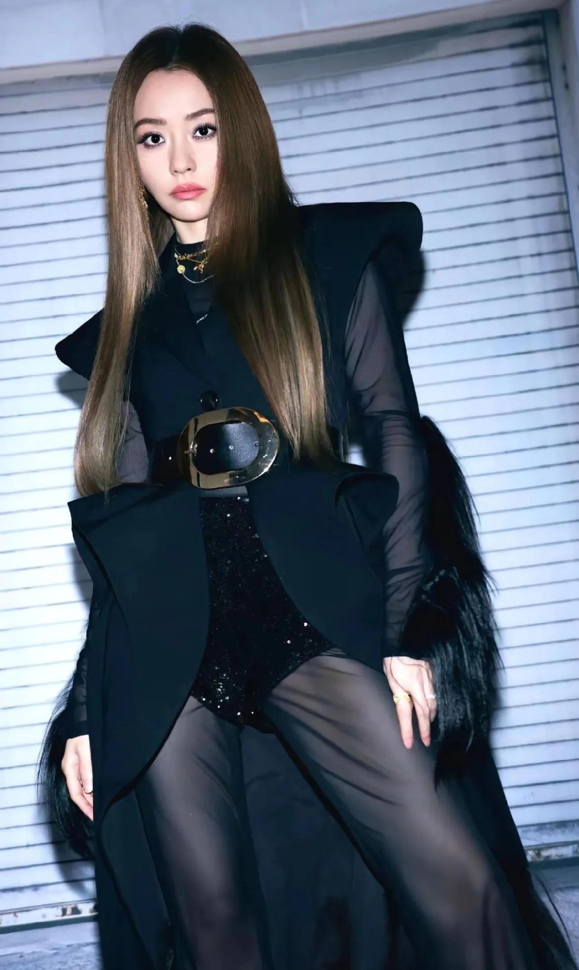 张靓颖暗黑风杀疯了！这气场直接封神张靓颖这暗黑造型也太绝了！透视黑纱搭金属
