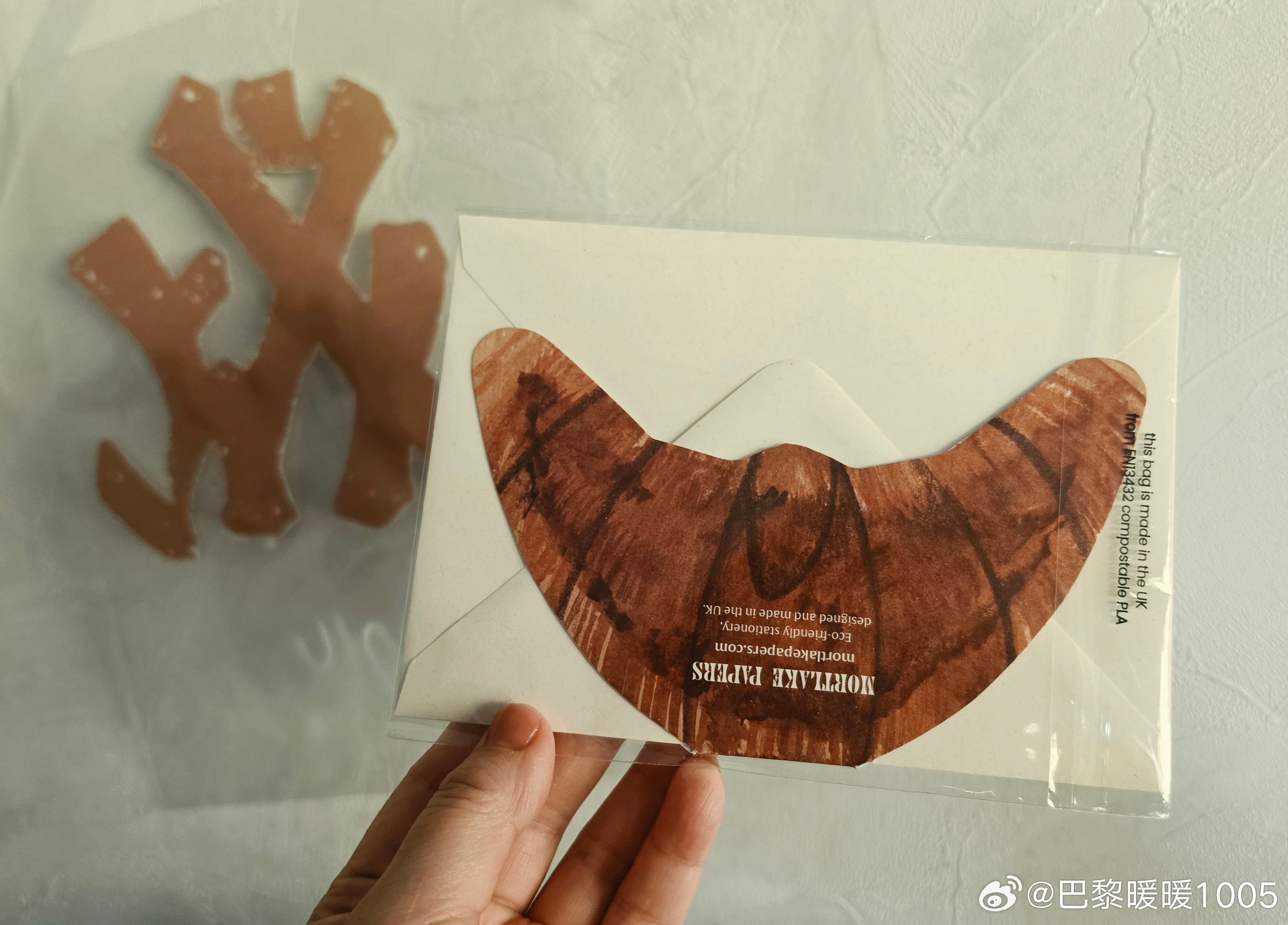 肖战早上起来就看见酥酥脆脆小面包，必须跟上还好所在之地是最不缺小面包的，安排吃