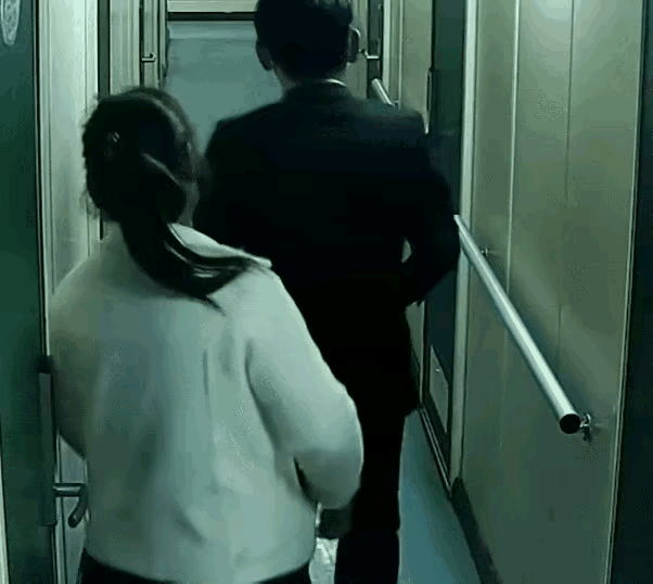 在大连，一名46岁的离异女子的生命故事突然变得扑朔迷离。她在上海的一家餐厅打工，