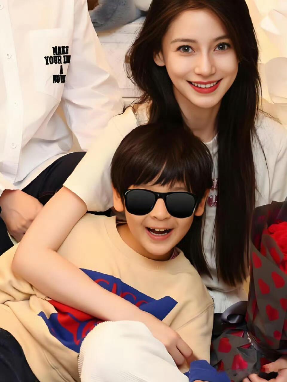 近日，黄晓明前妻杨颖和儿子小海绵在上海逛街时被网友偶遇。虽然杨颖与黄晓明已经离婚