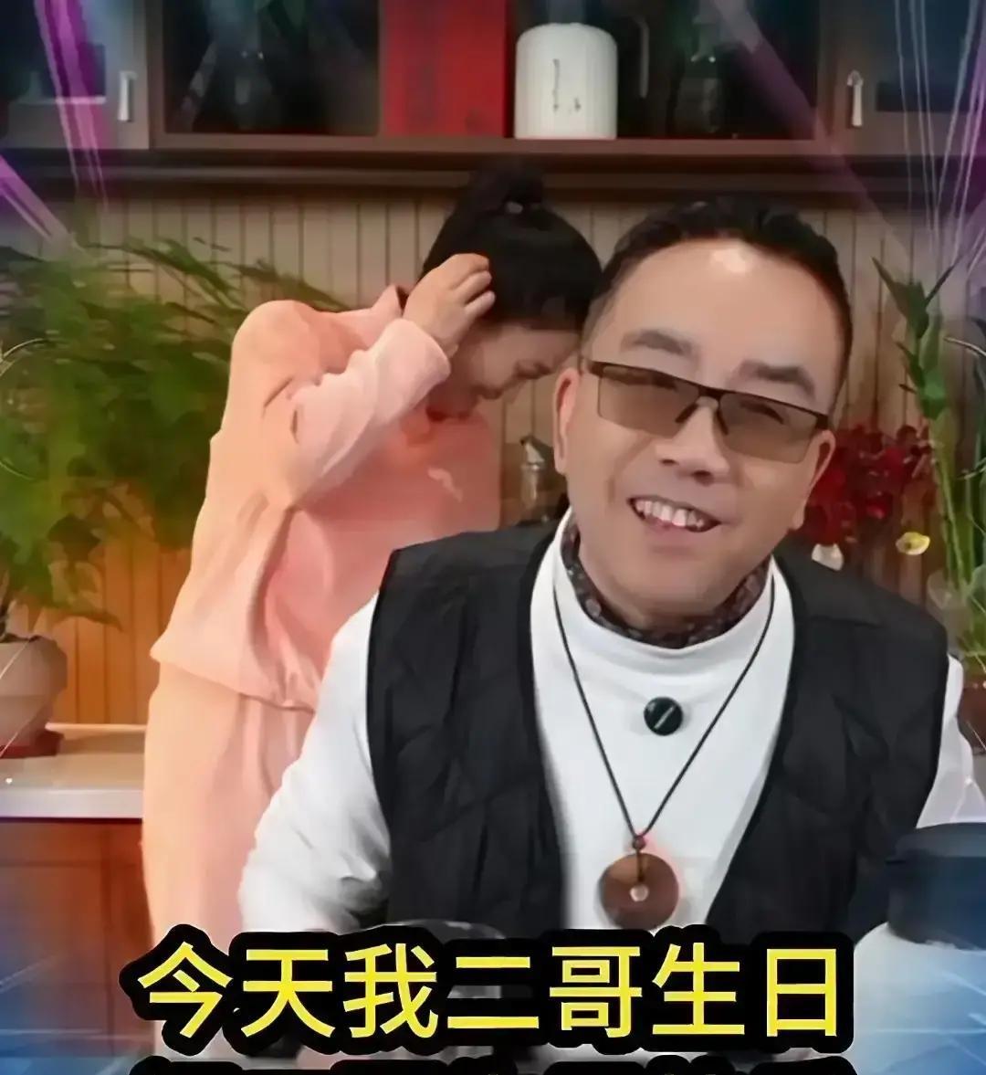 侯耀华徒弟亲口承认：整整两年没见师傅面。谢雷视频里摆手说，所有演出走经纪流