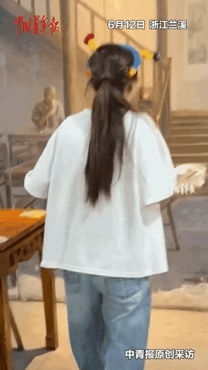 太逼真了吧！浙江，客人都埋头吃早餐，突然，“咚”的一声闷响，原来一个姑娘碰到墙上