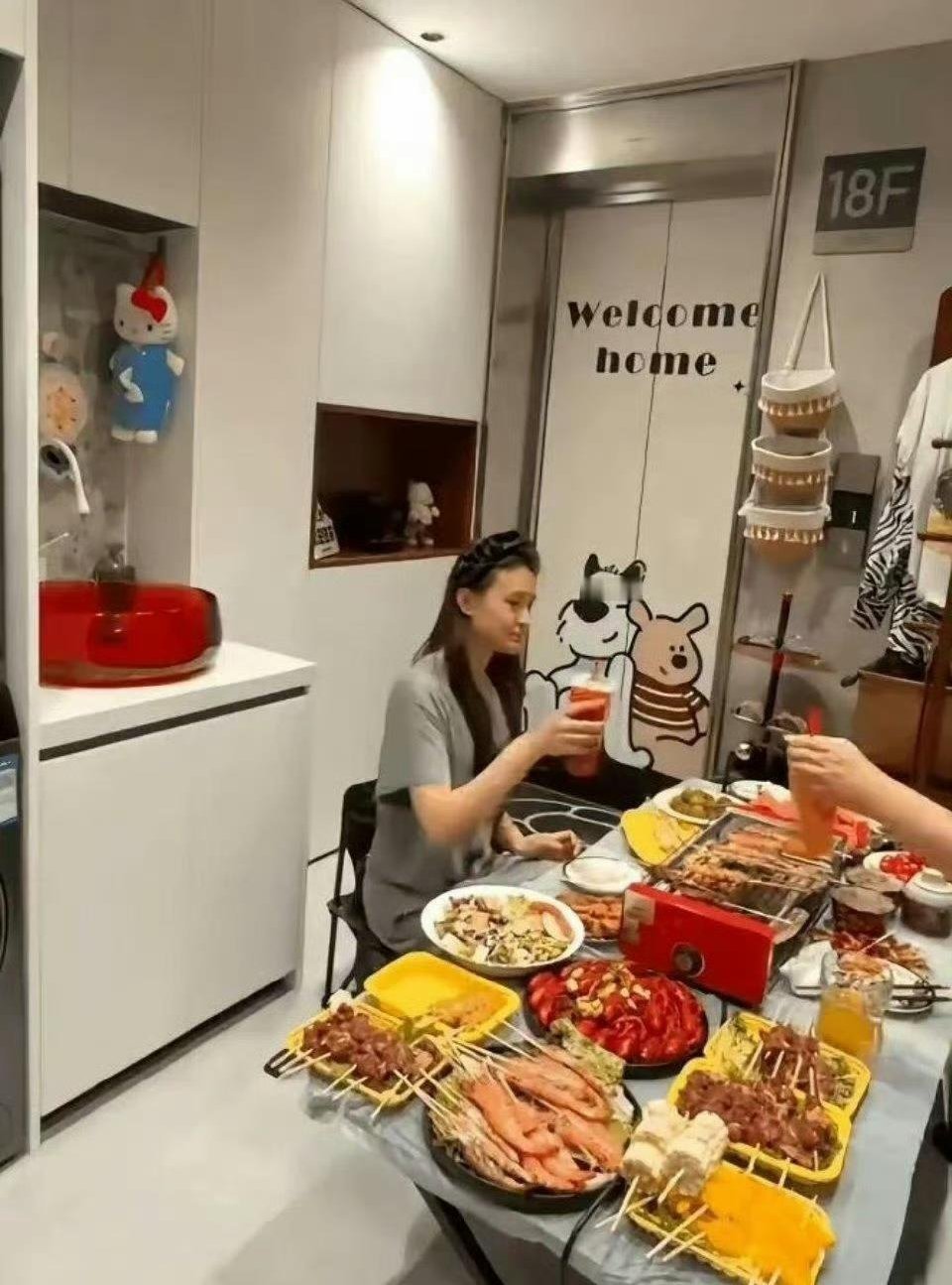 电梯一开就是家门，一户一梯太爽了。