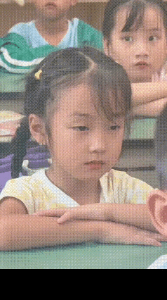 后面那个很精神，但也没有认真听