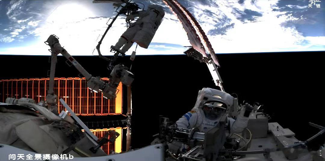 昨天神舟21航天员乘组给咱们的空间站加装了附加装甲，用来抵御空间碎片的撞击，为中