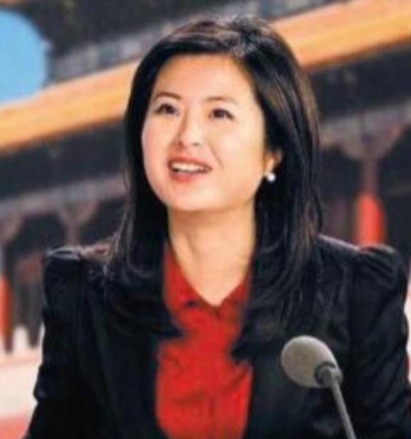 42岁的央视主持人张泉灵辞去工作后，趁着60岁的丈夫不注意，带着存款147万，前