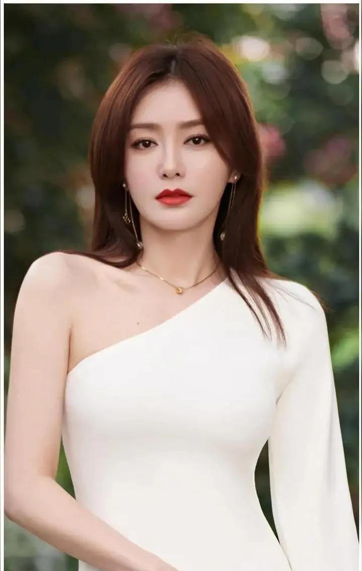 娱乐圈现在谈恋爱，跟地下工作似的。秦岚魏大勋这波操作，真把恋爱整成商业项目了。