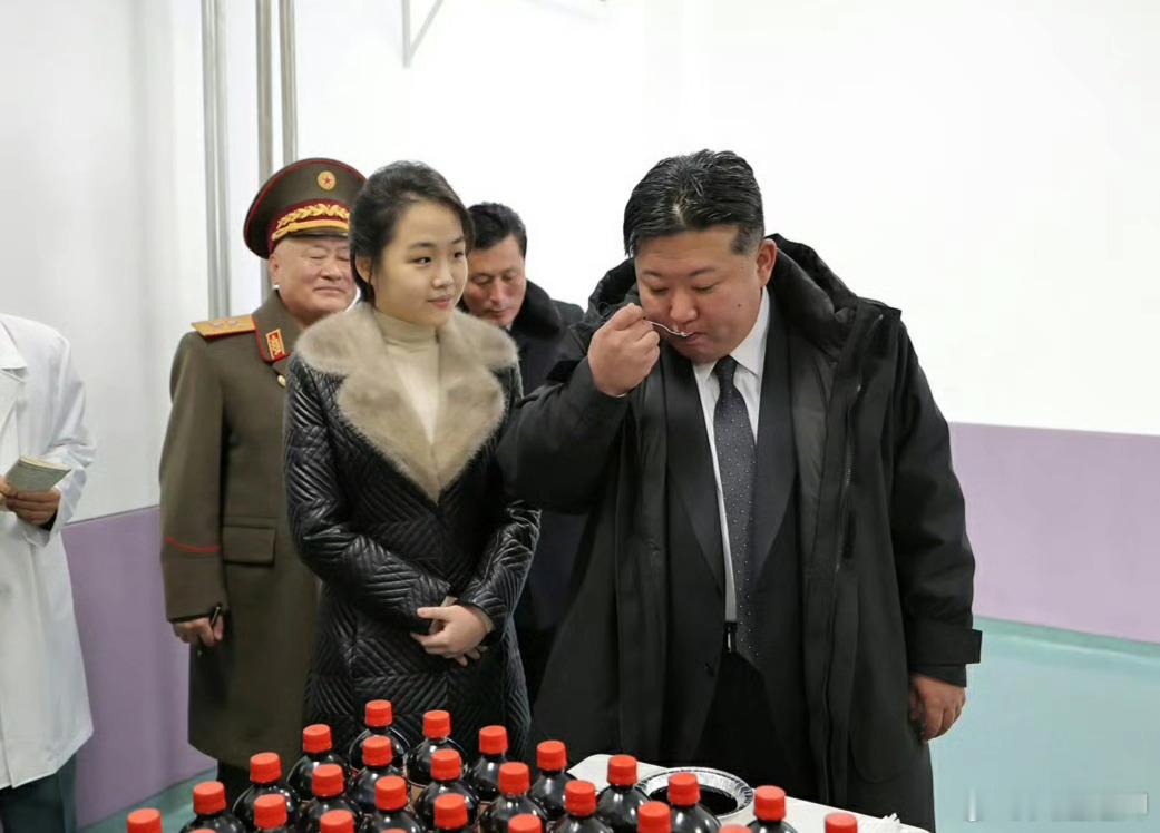 金正恩携爱女金主爱出席新工厂建成典礼。