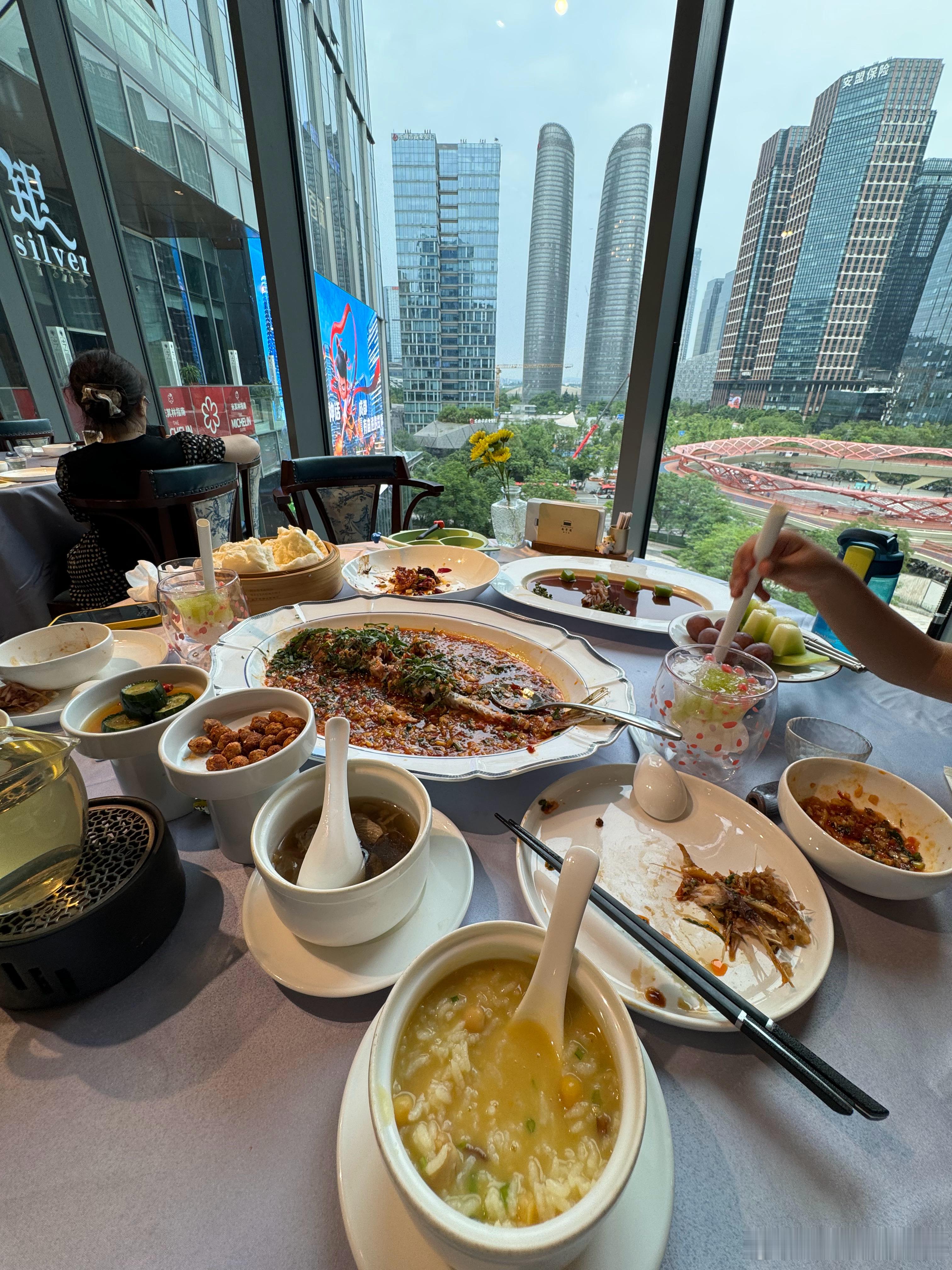 今日消费98元，好划得来。味道很好服务也好，加上这位置绝了。​​​