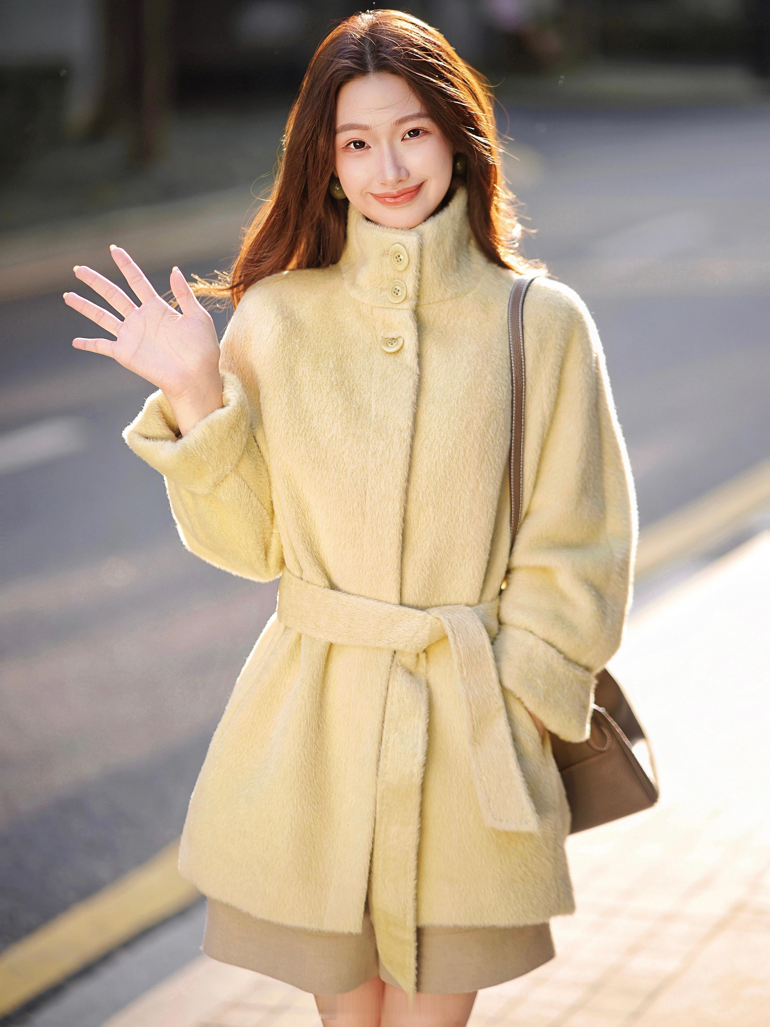 穿！穿的就是这干净的黄色穿的就是100苏力的贵气优雅！这件大衣真的氛围质感都恰