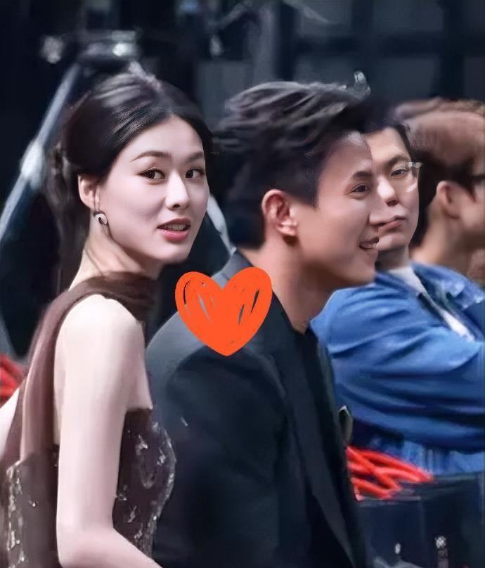 导演喊卡三分钟，赵夕汐还死死抓着刘萧旭的龙袍问：“你刚才看我最后一眼，心里到底在