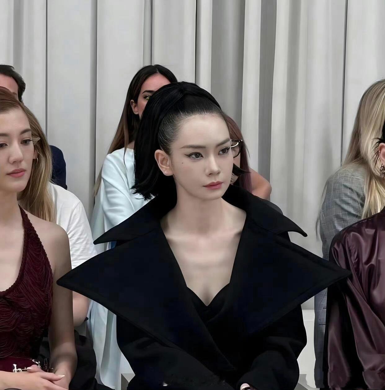 戚薇的头皮看着就疼，她为了美是真能忍……