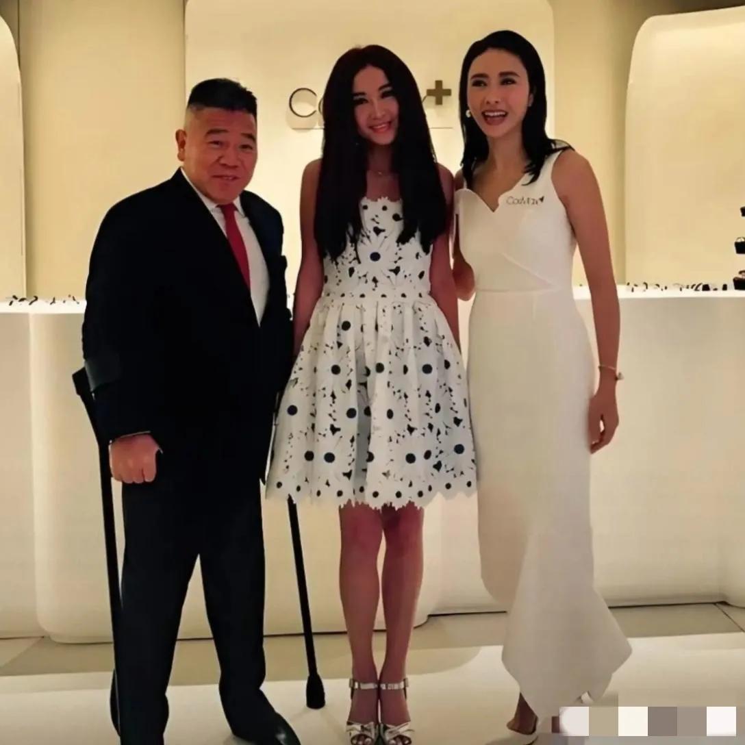 温碧霞与黎姿夫妇同框，不论颜值还是穿搭，不论身高还是气质都比黎姿逊色多了，你看是