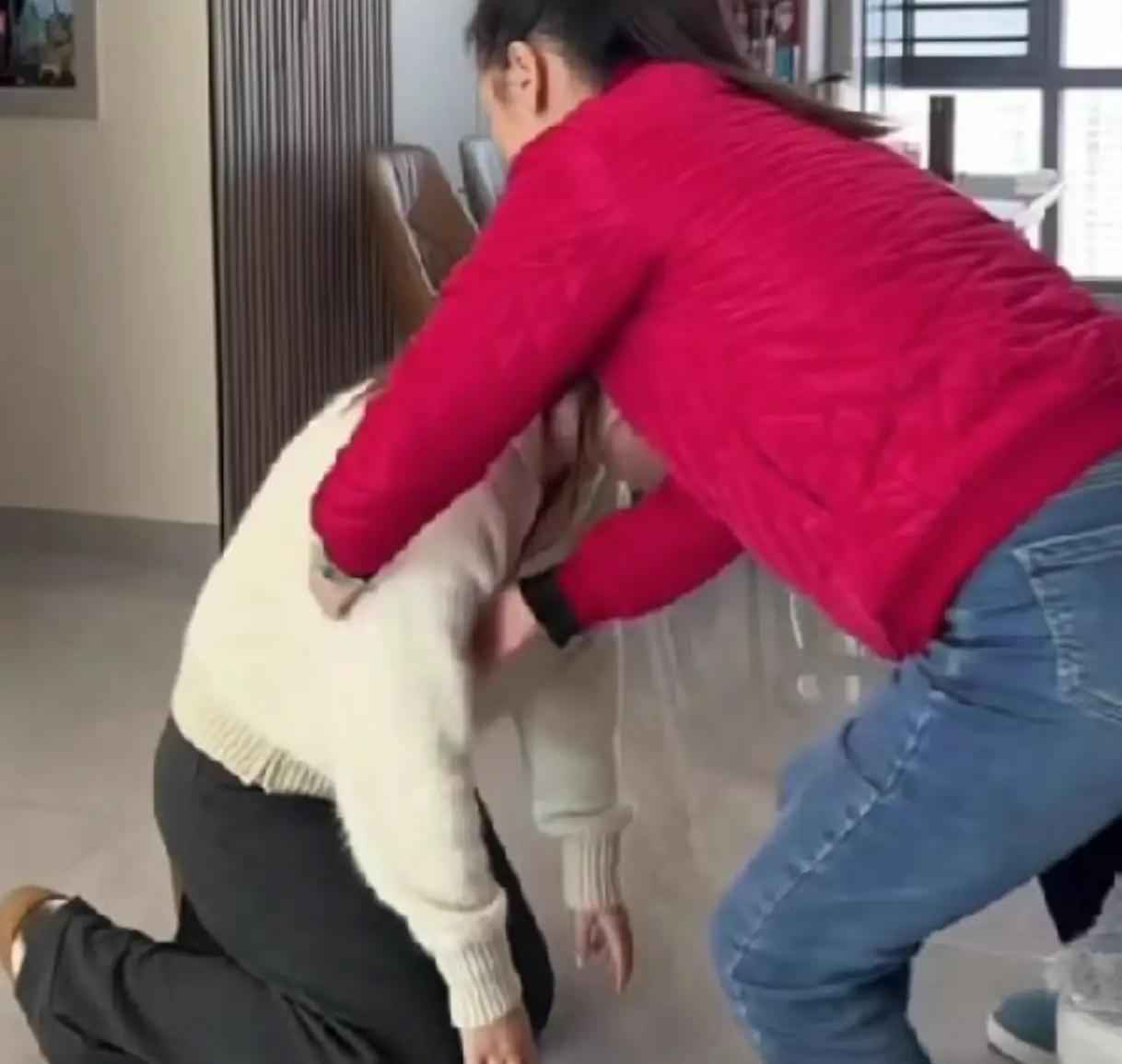 湖南，一位女子因为丈夫出轨，两人最终走到了离婚这一步。她收拾好东西准备离开这个曾