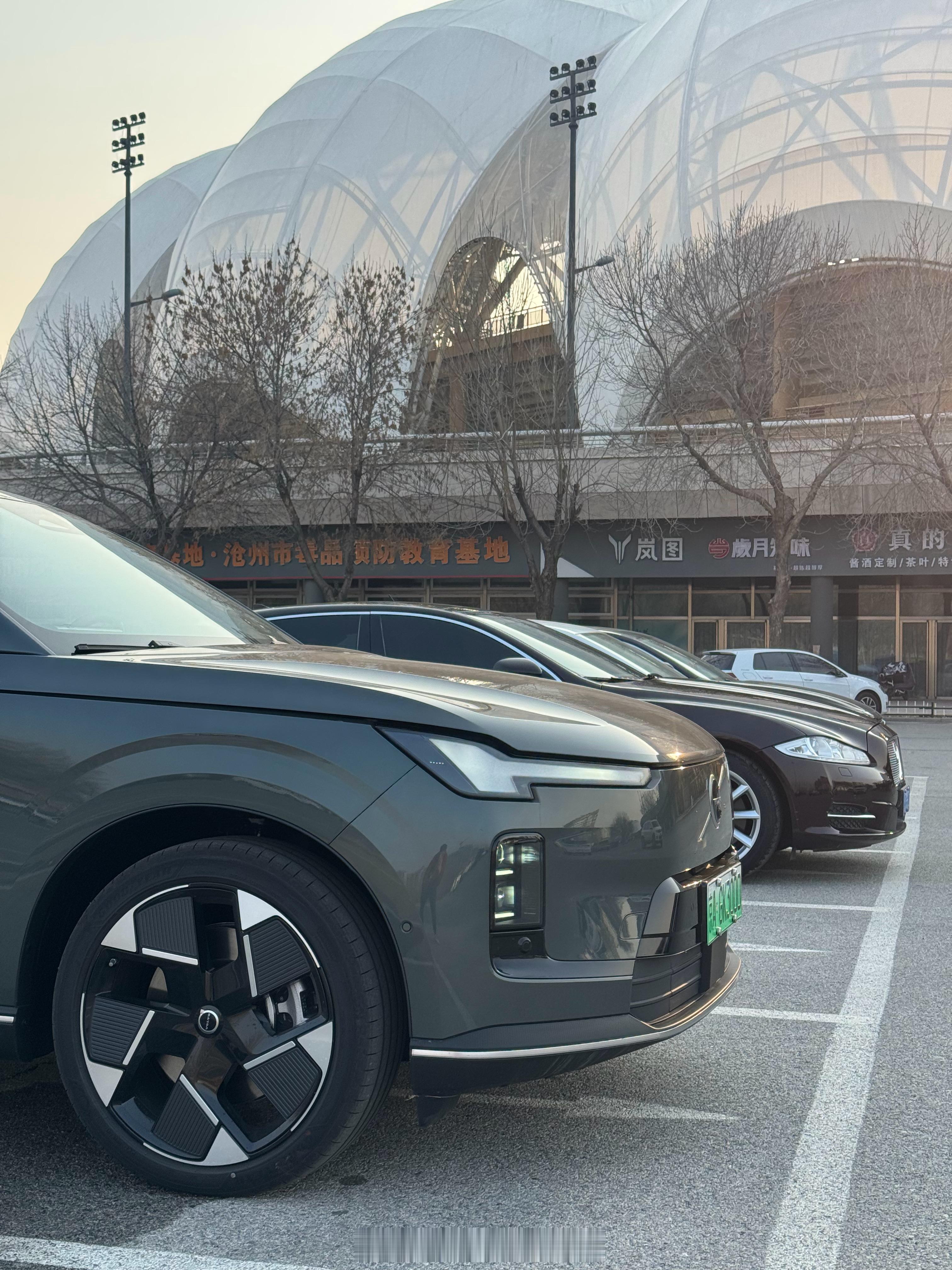 夕阳下的沃尔沃，是谁的青春呢