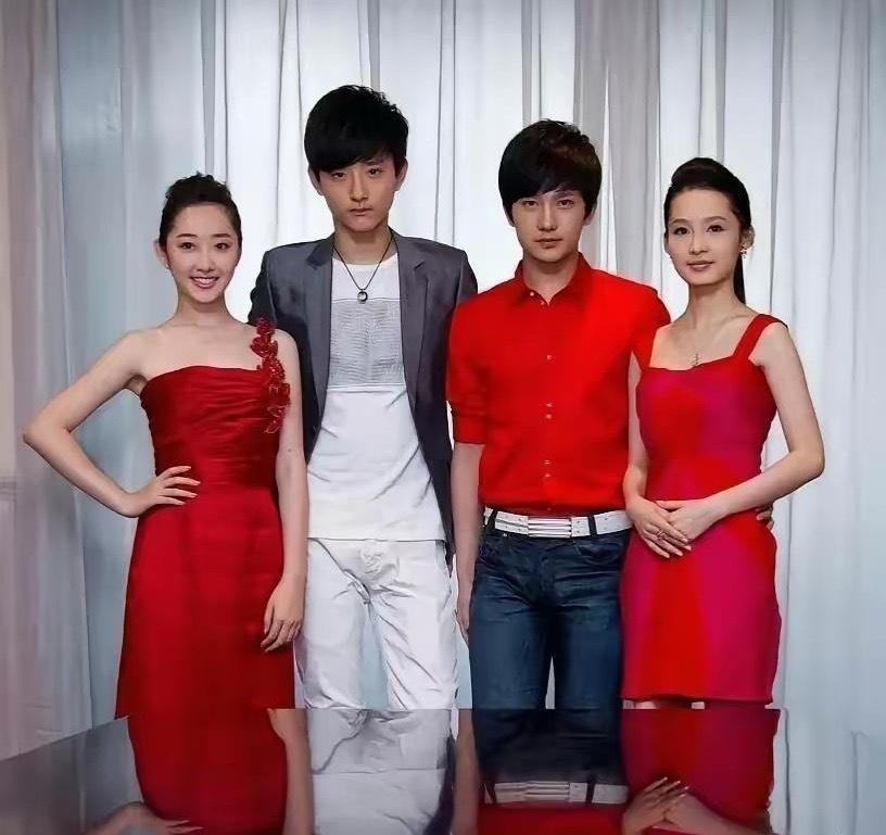 谁敢想当年的这四个小孩儿，现在已经火得不得了了哦。。