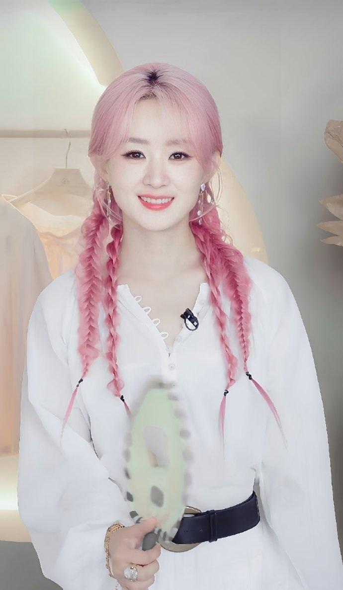 今天赵丽颖在出席时尚活动的时候搭配的像个迷人的少女，真的好美。她这回穿了一件
