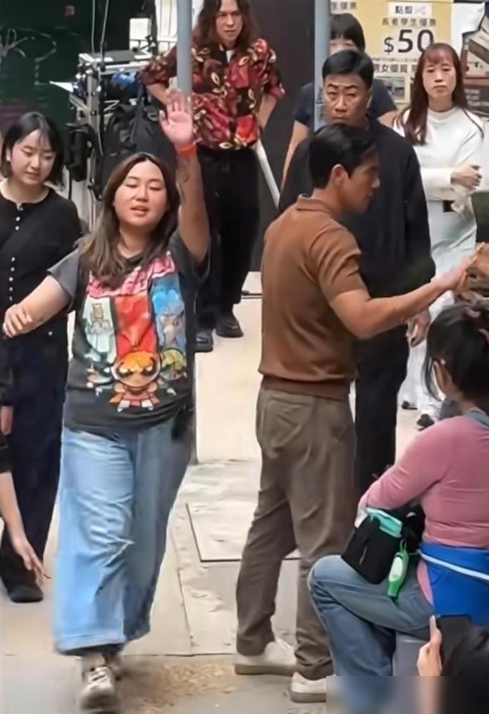 42岁彭于晏现身香港逛街购物，他的身材看起来好健硕，胸肌饱满。​这状态哪像4