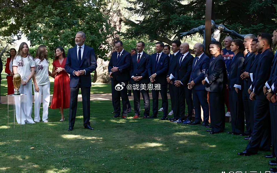 西班牙队换上大牌新西装进王宫与公主姐妹花重逢，重现16年前瞬间