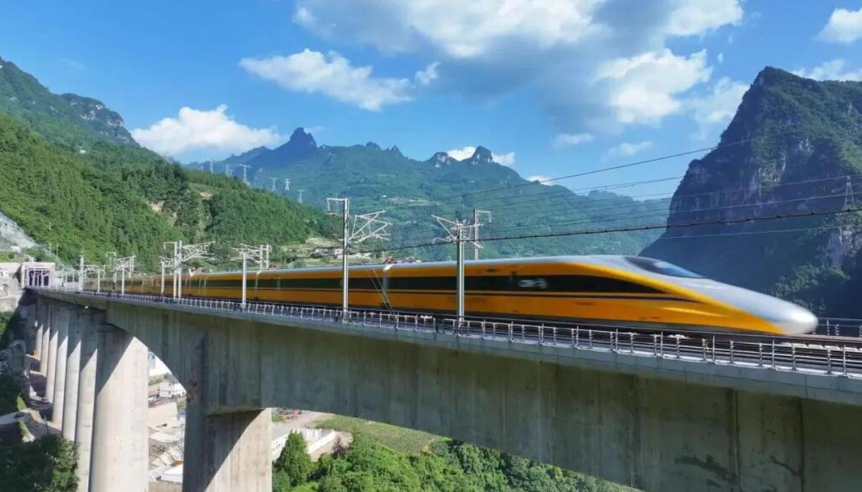 7月21日上午，国新办一场发布会，把"十五五"期间铁路怎么建这件事，彻底讲透了。