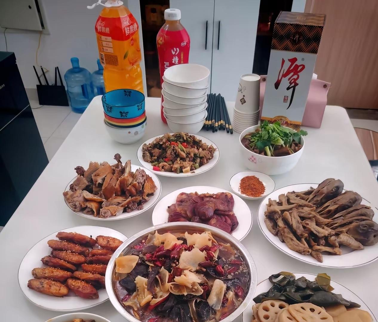 今天我跟儿媳妇请假，说要回乡下住两天，小孙子要他们两夫妻照看一下。儿媳妇连忙问