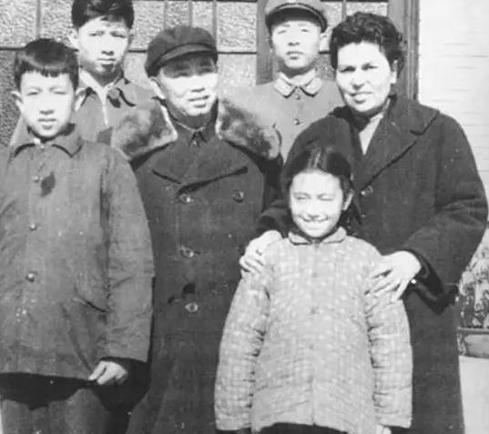 1939年秋天，刘亚楼正在苏联莫斯科的军校学习。一天，他突然收到消息：他在延安的