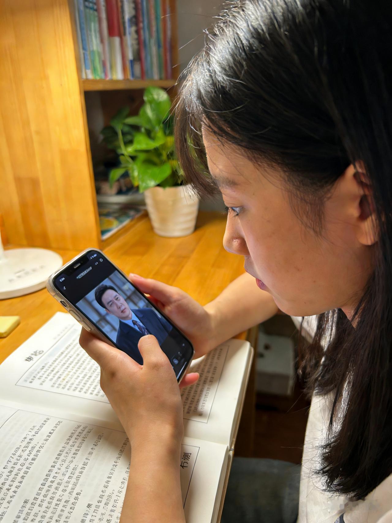 小侄子昨天愁眉苦脸的跟我诉苦。说他的女朋友正在考研，等她考上了，学历差距大了，很