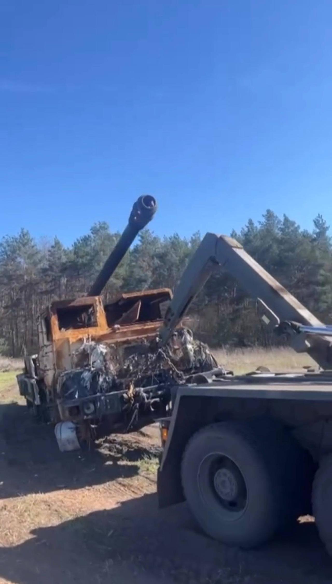 从其中一个区域回收一门被摧毁的乌克兰武装部队155毫米法国凯撒自行榴弹炮。