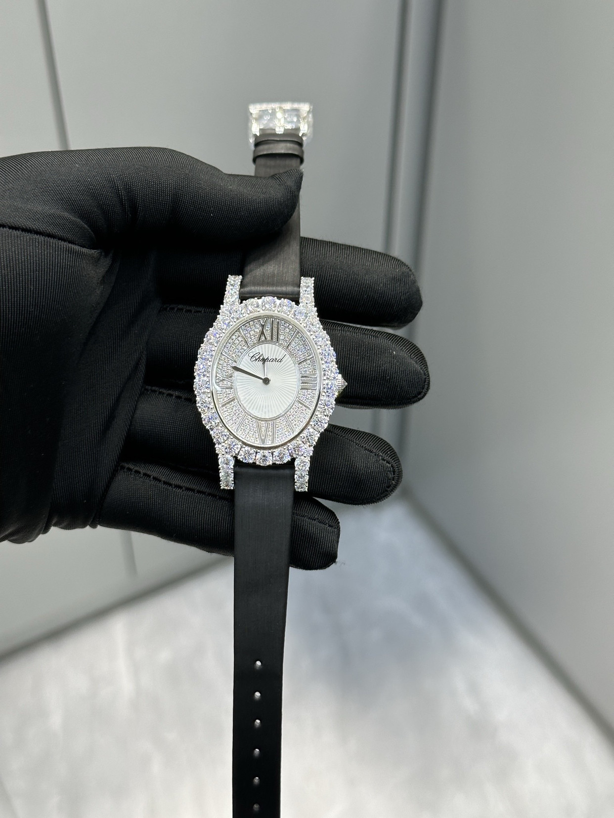 萧邦酒桶满钻腕表：奢华与优雅的完美结合萧邦（Chopard）作为瑞士顶级腕表与珠宝品牌，一直以精湛工
