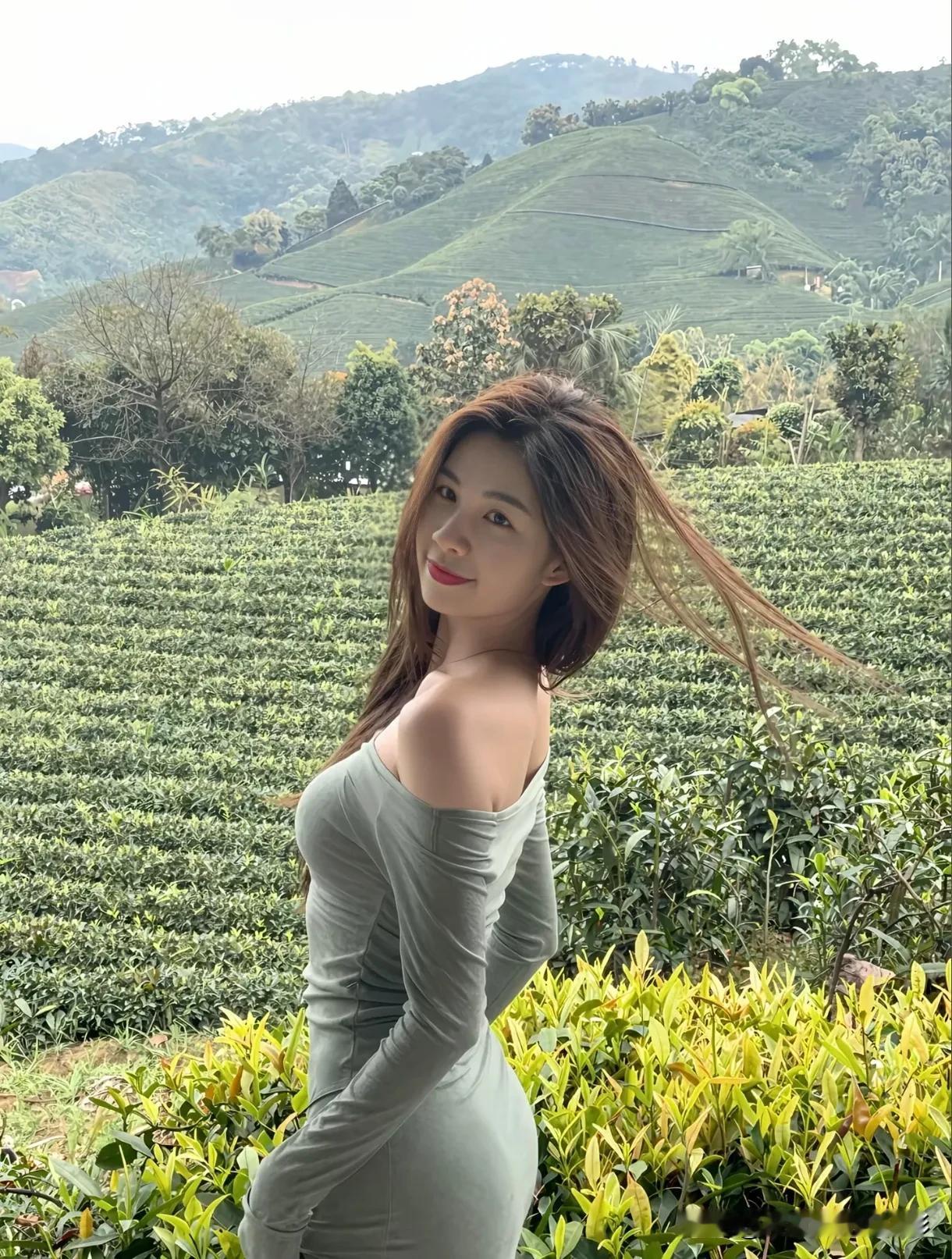 钻进茶园里，偷得半日闲逃离城市快节奏的这一天，把自己丢进漫山的绿意里。风裹着